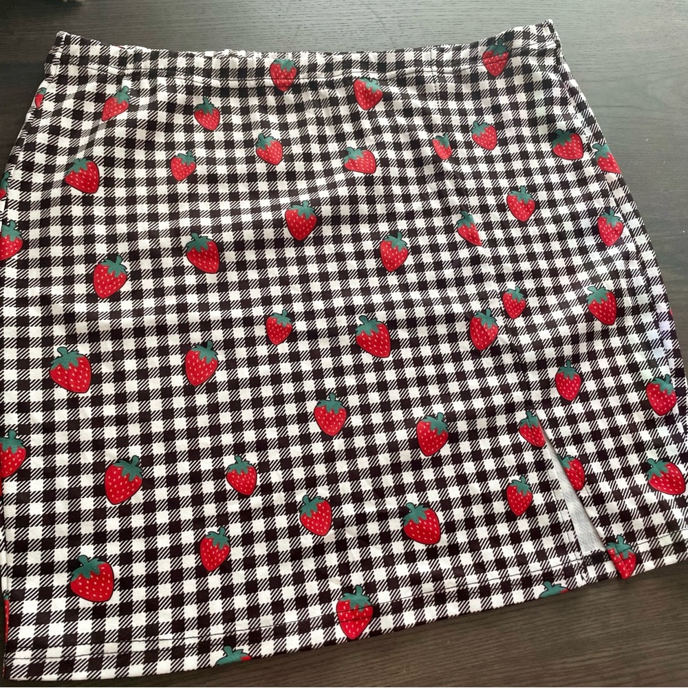 ✨ SHEIN strawberry mini skirt size 2XL - never worn